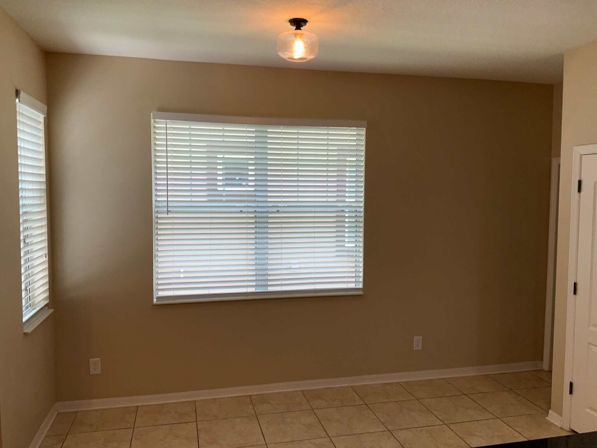 Building Photo - 16017 Loneoak View Dr