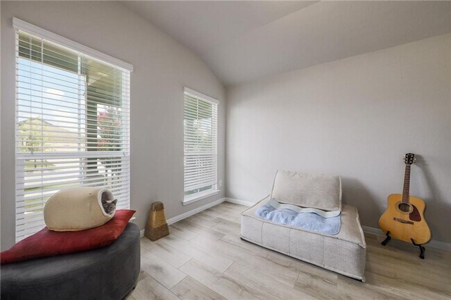 Building Photo - Spacious & Beautiful 3/BR 2/BA Home with E...