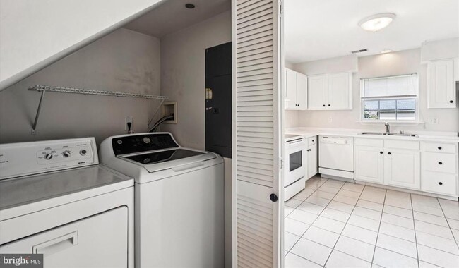 Building Photo - 1623 Chesapeake Ln