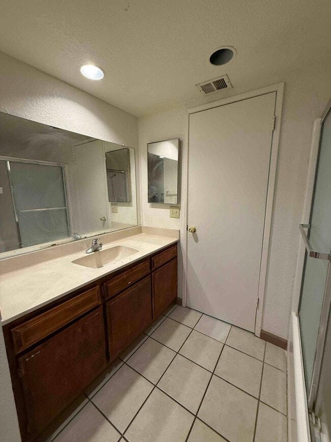 Building Photo - 2 Bed 2 Full Bath Condo