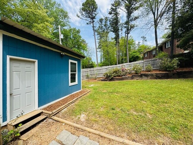 Building Photo - Fenced yard!