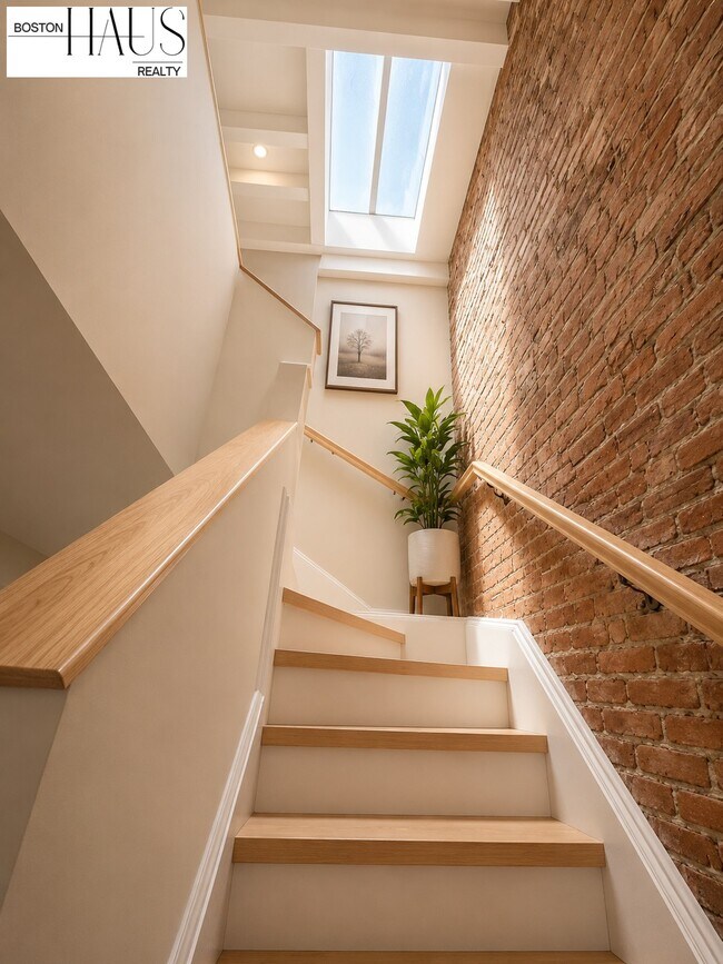 Building Photo - 45 Clarendon St