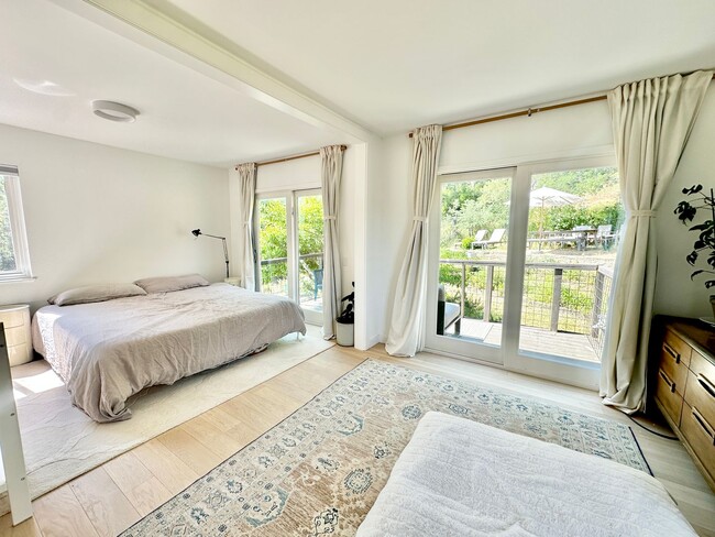 Building Photo - Stunning Sun Valley Home
