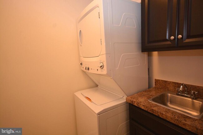 Building Photo - 5942 Leben Dr
