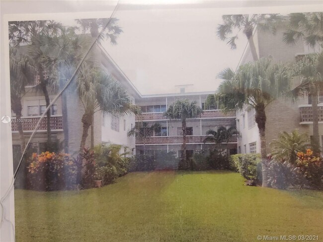 Building Photo - 10170 Collins Ave