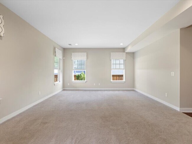 Building Photo - 120 Thames Valley Dr