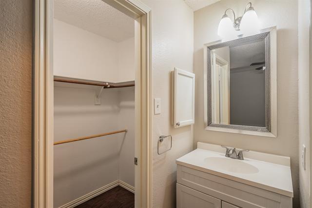 Building Photo - 6402 Valleybrooke Ct
