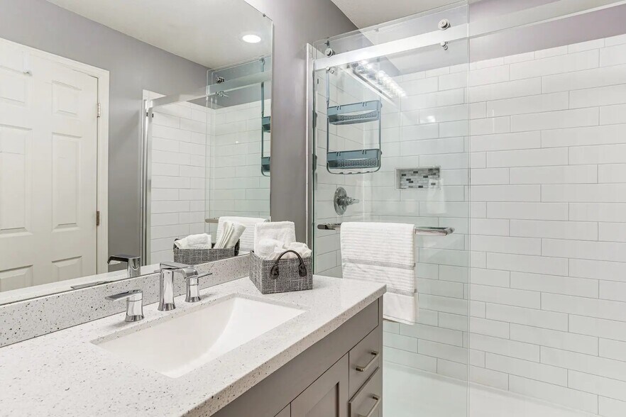 Building Photo - 5546 Lisbon St