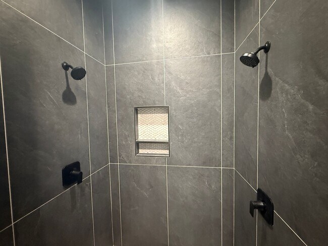 Building Photo - Gorgeous 5 bed 3.5 bath in Desert Canyons