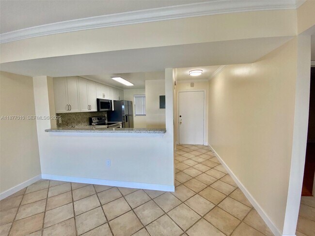 Building Photo - 8881 Fontainebleau Blvd