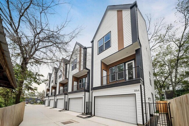 Building Photo - 905 Woodcrest Dr