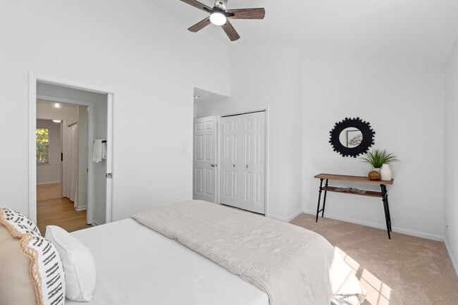 Building Photo - 9231 Kings Canyon Dr