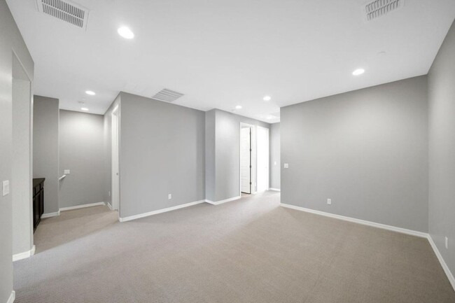 Building Photo - LUXURY TOWNHOME IN PNORTERRA WITH COMMUNIT...