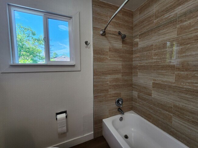 Building Photo - 3 Bedroom Home in NW Santa Rosa