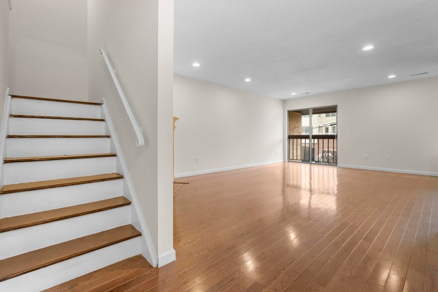Building Photo - 25 2nd St