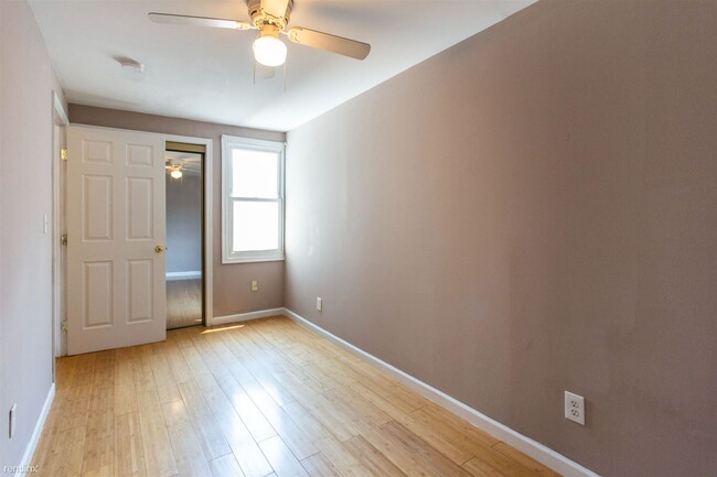 Building Photo - 4 br, 2 bath Triplex - 1745 WILLINGTON ST ...