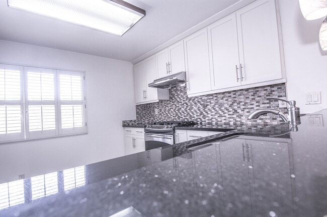 Building Photo - 848 W Huntington Dr