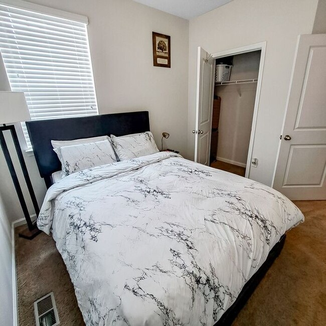 Building Photo - Gorgeous 3-Level End Unit Townhome, 3 Bedr...