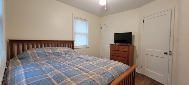Building Photo - Walking distance to UD - Pending Applicati...