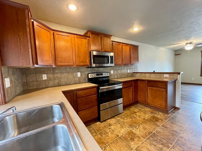 Building Photo - Carnahan Hill Daylight Rancher