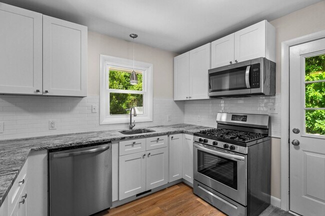 Building Photo - Gorgeous 3 Bedroom, 2 Bath Split-level home in Brentwood - High-end Renovation, Pet Friendly!