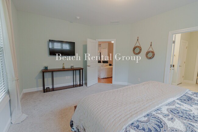 Building Photo - Fully Furnished Corner Lot with Screened Patio