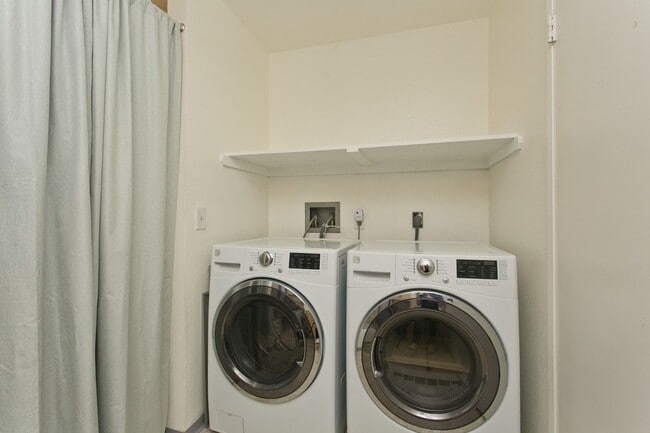 Building Photo - BEAUTIFUL 2 BD 1 BA 2 CAR TOWNHOME IN MILI...