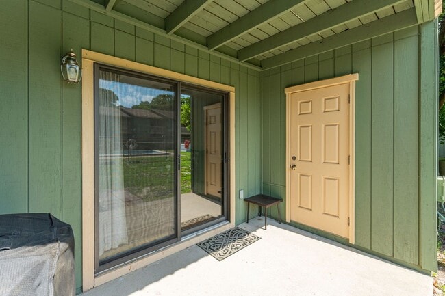 Building Photo - Stunning 2 Bedroom Townhouse in Fort Walto...