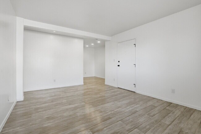 Building Photo - $1,295.95- 1 Bed, 1 Bath Condo in Denver with In Unit Washer/Dryer and Central AC!