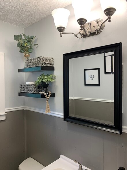 1/2 Bathroom - 412 N 9th St