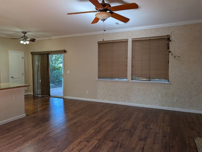 Building Photo - Nice and modern home with upgraded ameniti...