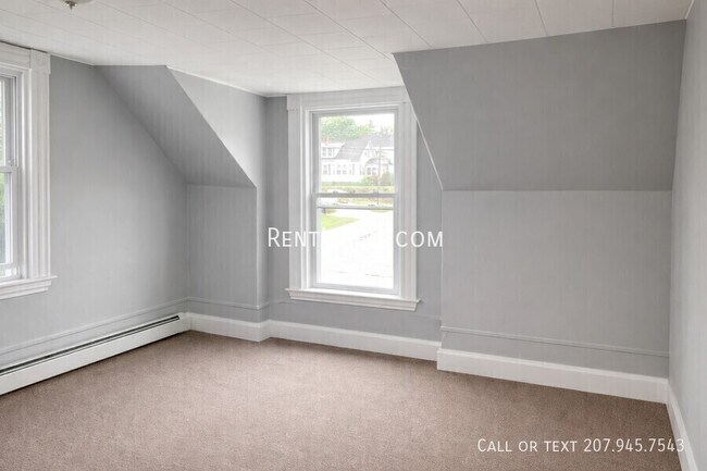 Building Photo - 496 Main St