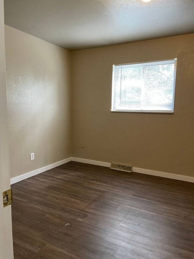 Building Photo - STUDENTS WELCOME! 5 Bedroom 3 Bathroom Single Family Home West Fort Collins