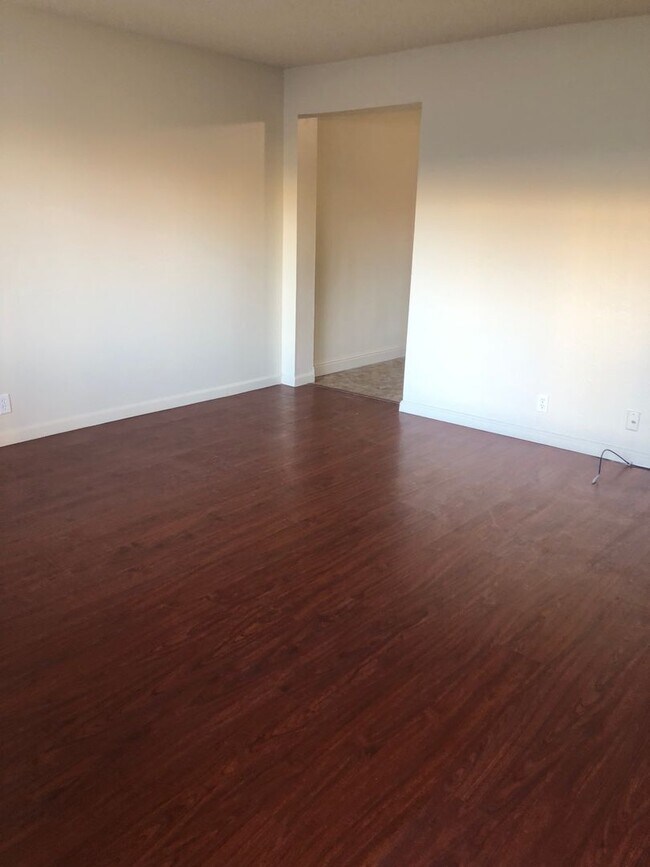 Building Photo - LARGE DOWNSTAIRS 1 BED 1 BATH UNIT & PET FRIENDLY