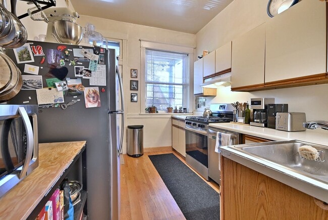 Building Photo - 911 W Dakin St