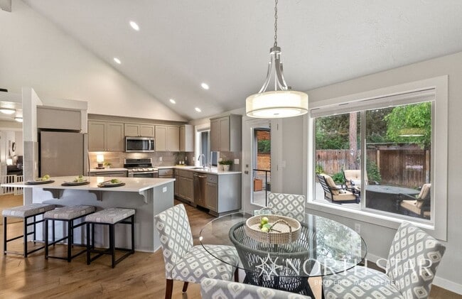 Building Photo - Modern and Spacious 3 bed/2 bath