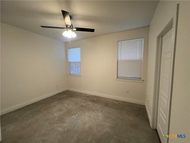 Building Photo - 274 Kerlick Ln