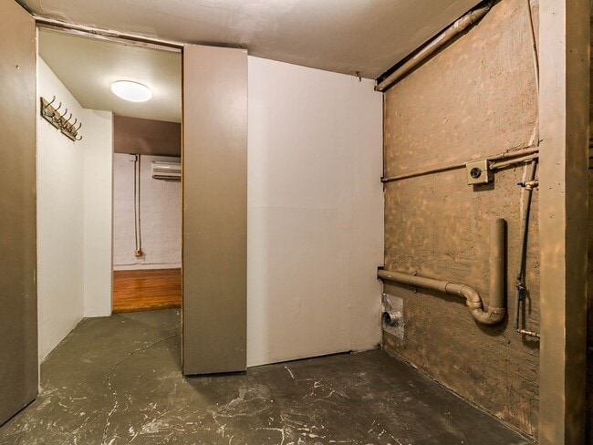 Building Photo - Unique with a Artsy Flare    1Bed + Flex Room /1.5 Bath in Edgemere Park