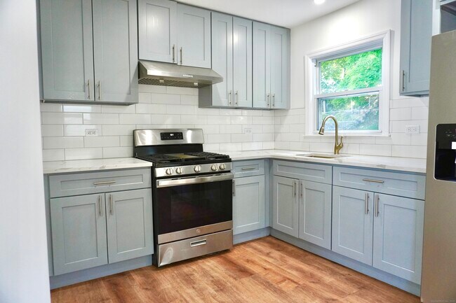 Building Photo - 60 Sleepy Hollow Dr