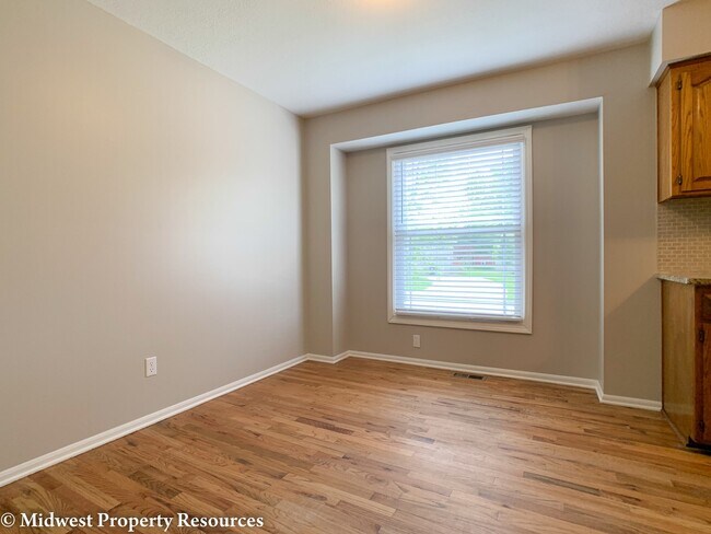 Building Photo - Spacious home with so many updates!  3 bedroom 2.5 baths in Blue Springs