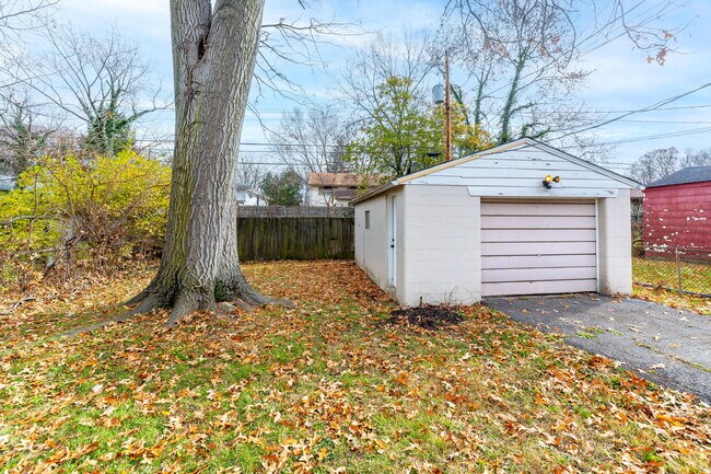Building Photo - 198 S Weyant Ave