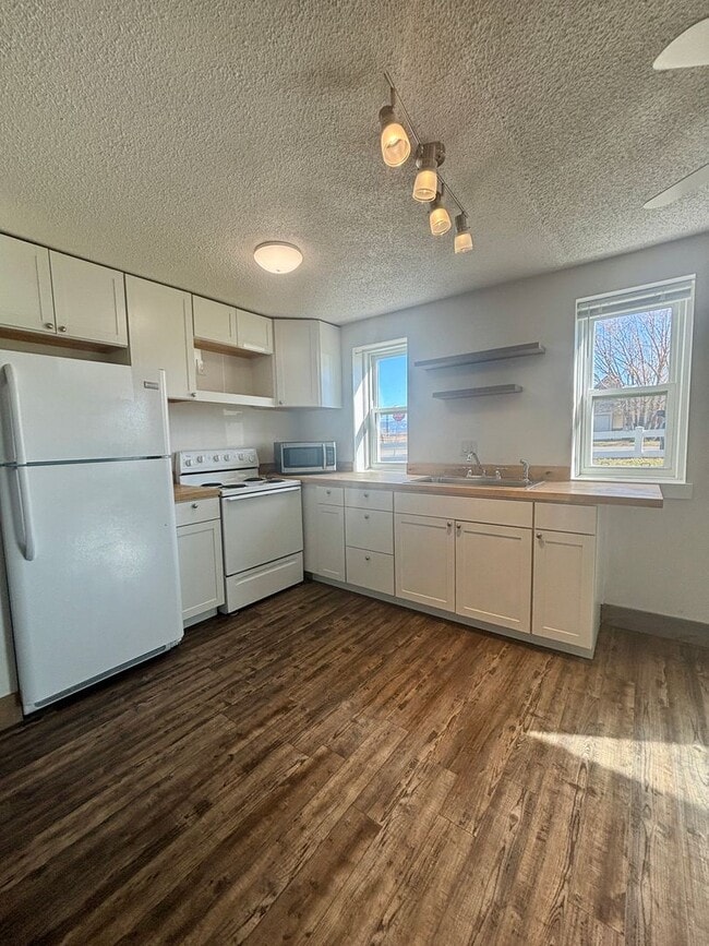 Building Photo - 413 N Cherry St