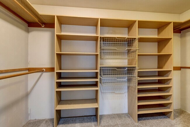 Building Photo - 3 Bed 2.5 Bath Home with a View!