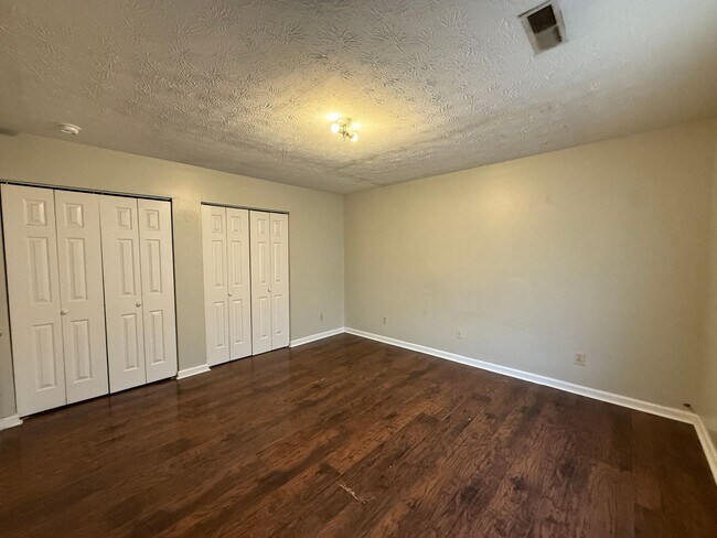 Building Photo - 2 Bedroom pay ONLY Electric!