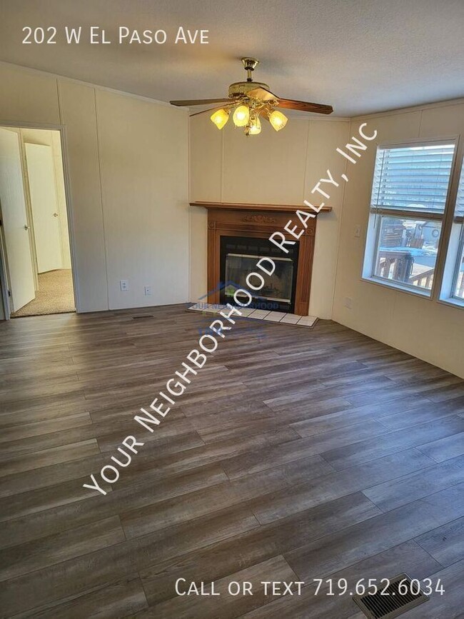 Building Photo - 202 W El Paso Ave
