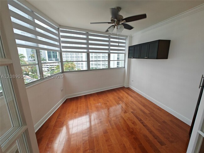 Building Photo - 825 Brickell Bay Dr