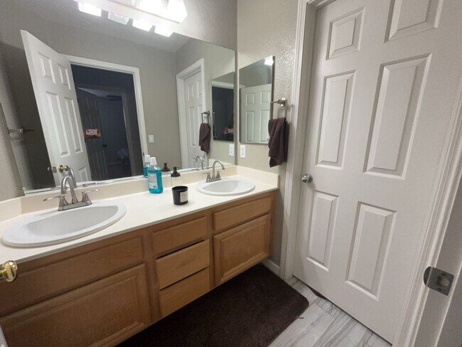 Building Photo - Spacious East Davis Home available in July!