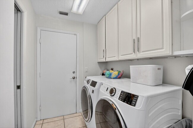 Building Photo - 6362 Brava Way