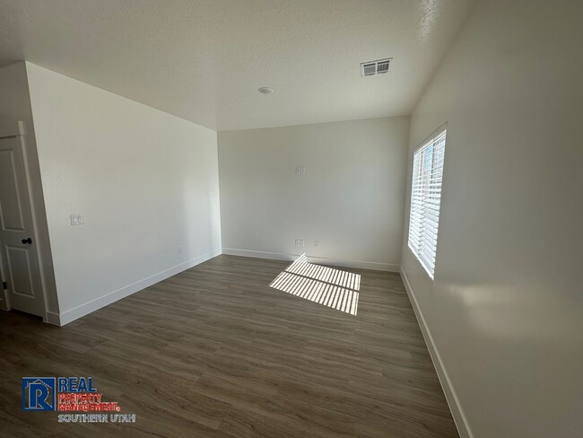 Building Photo - Townhome in South Desert