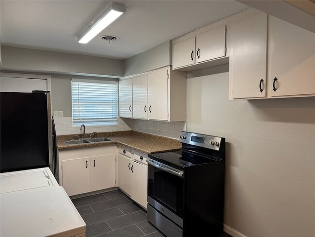 Building Photo - 11321 Wyatt St